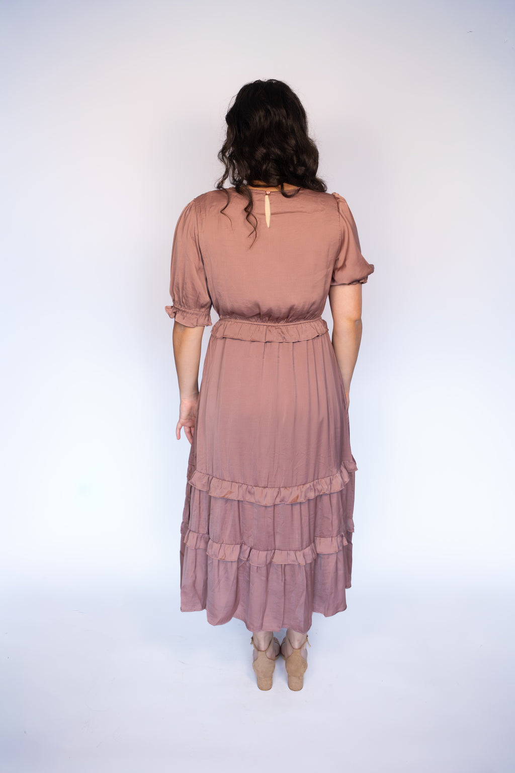 Vestido Amelia de satén con capas