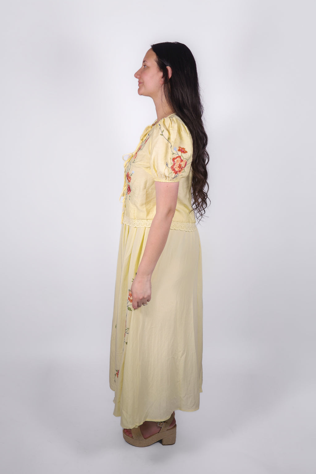 Conjunto de dos piezas Vivienne maxi bordado en amarillo mantequilla
