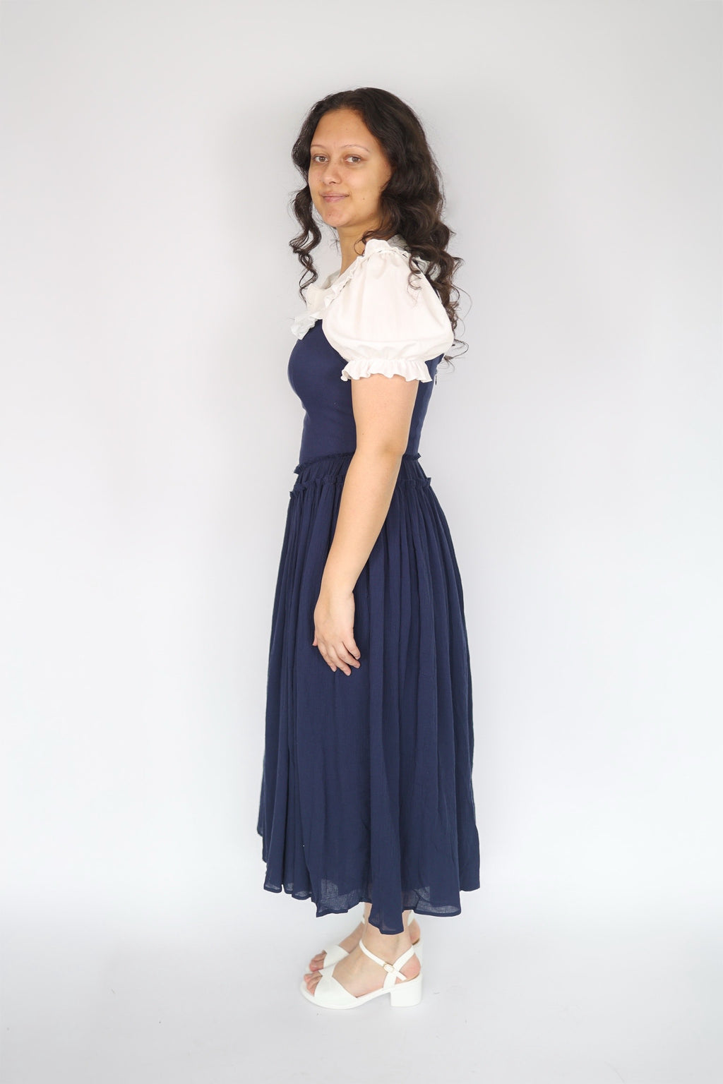 Vestido de tirantes con cintura vasca Robin