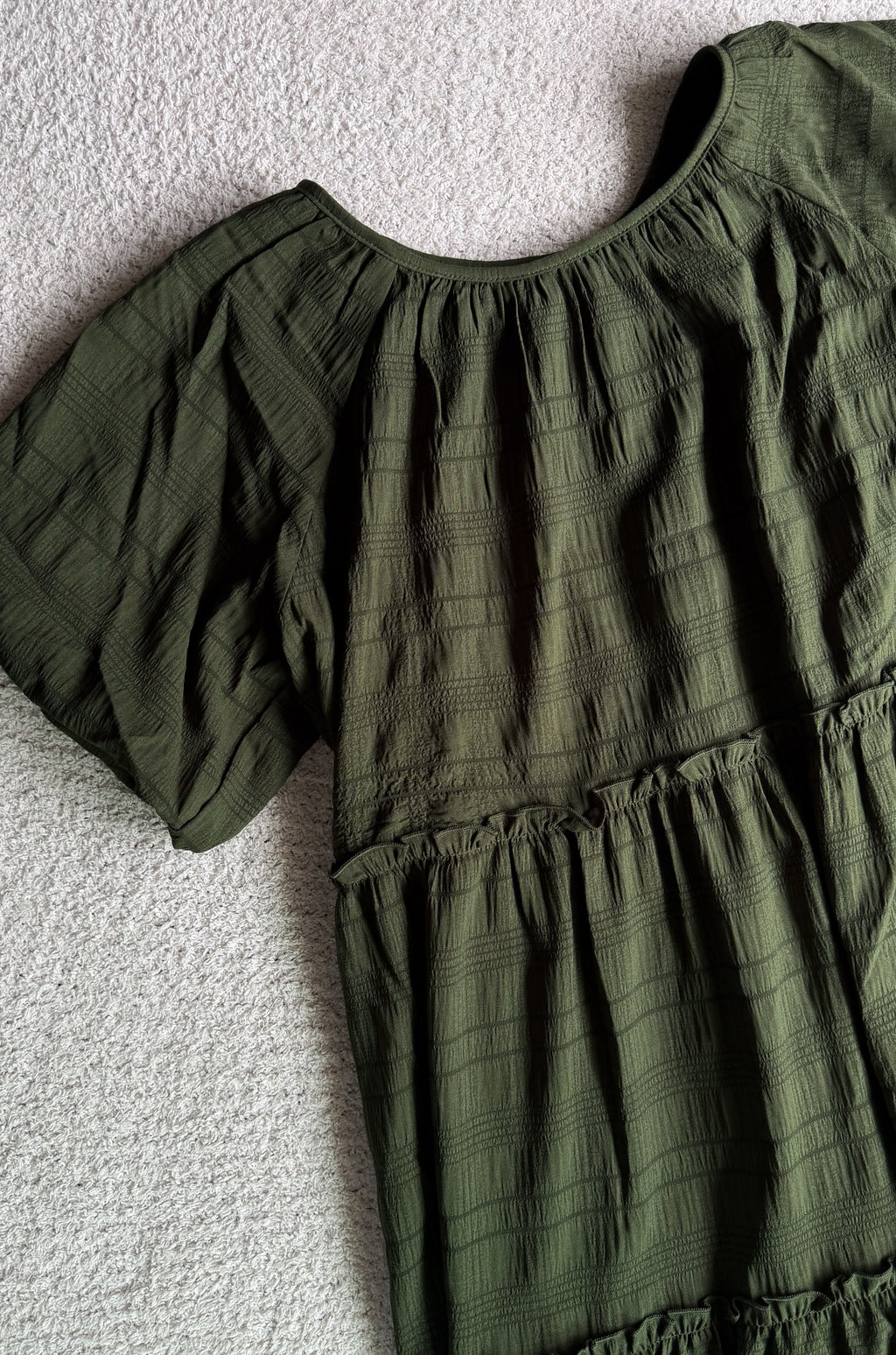 Vestido midi Serena en color oliva