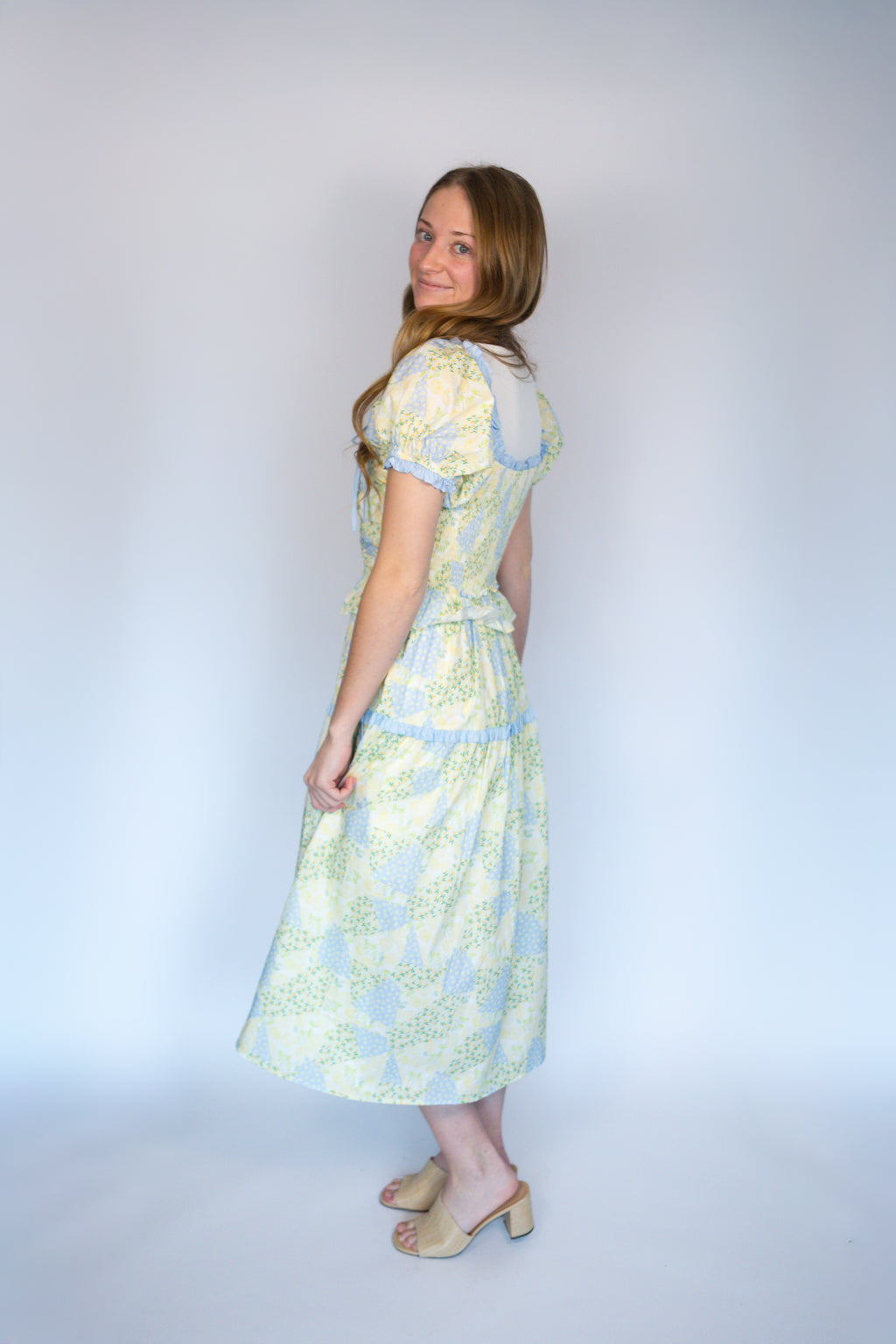 Vestido con volantes florales de Camilla