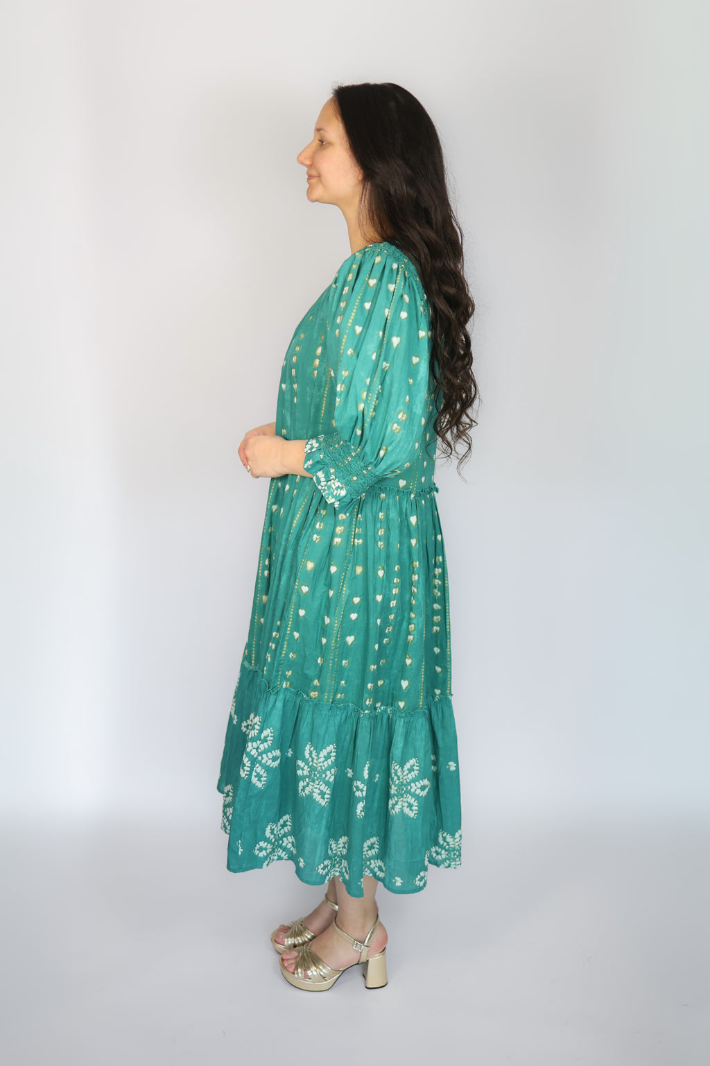 Vestido midi de jade con volantes en color esmeralda