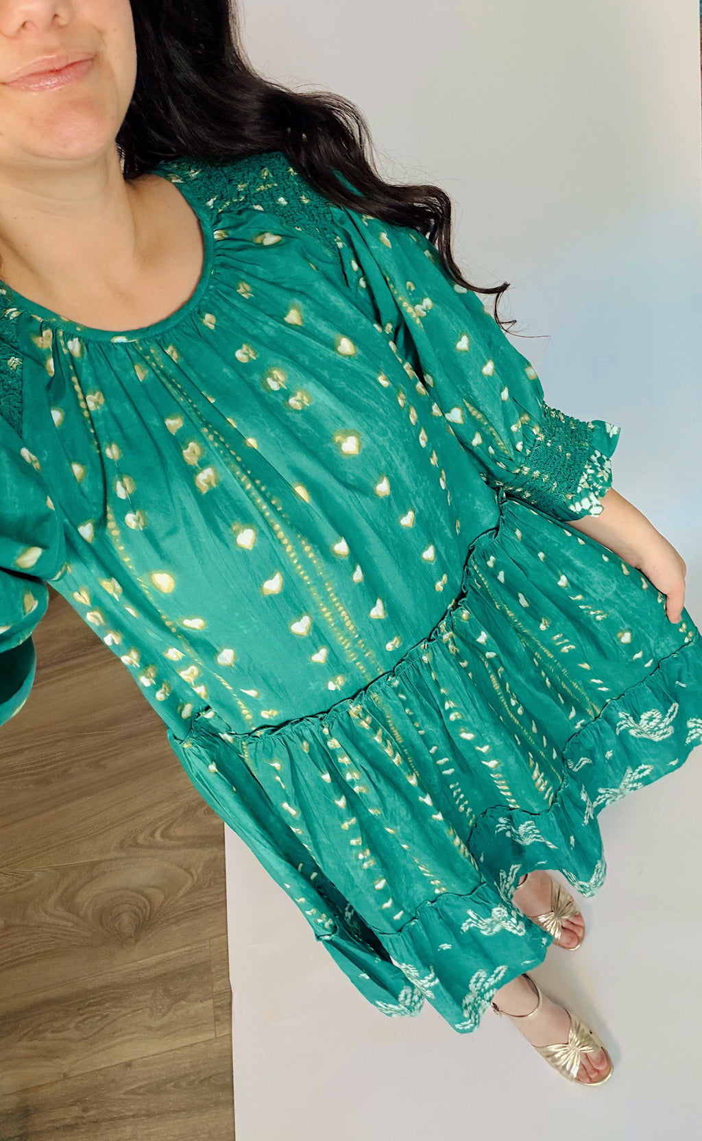 Vestido midi de jade con volantes en color esmeralda