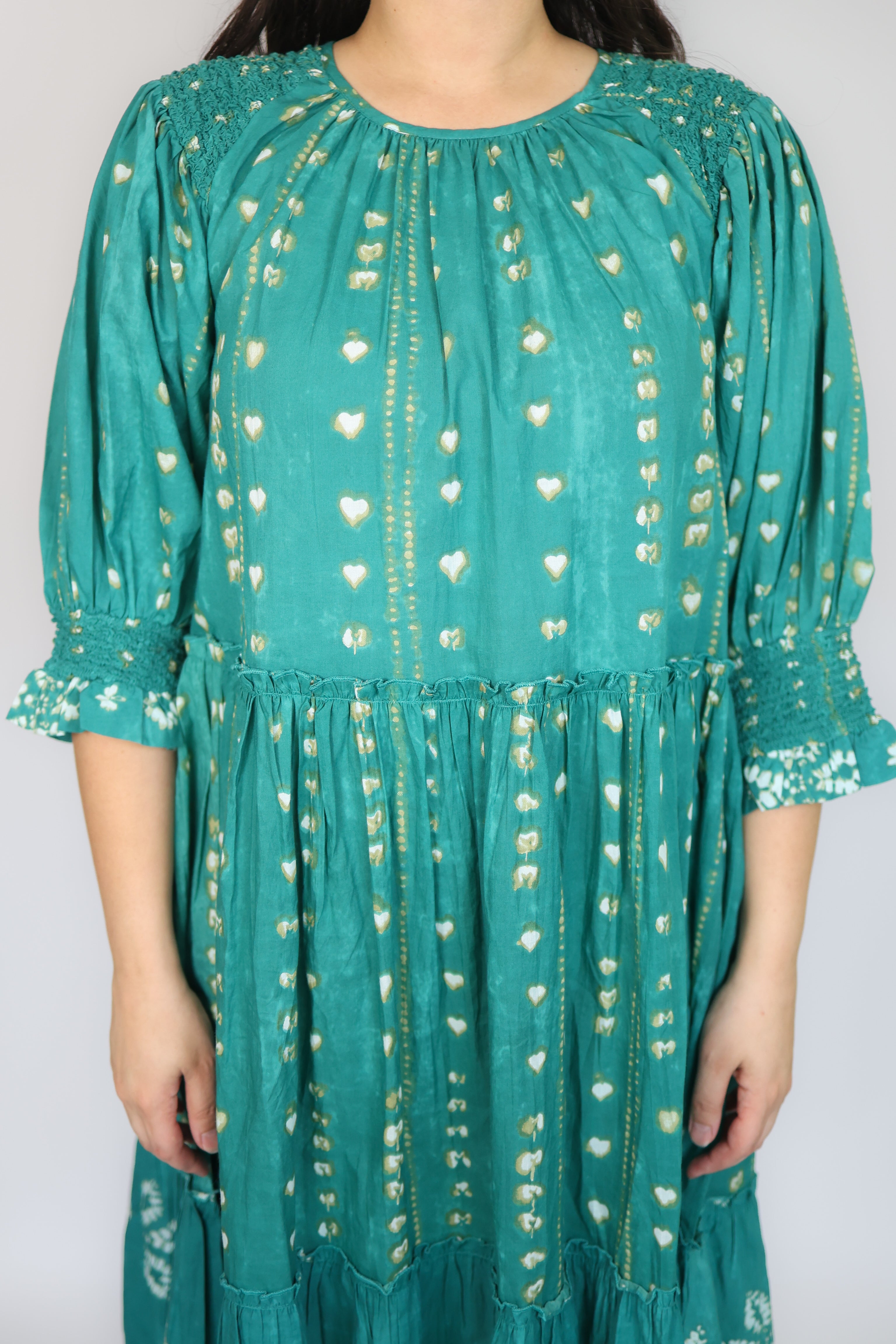 Vestido midi de jade con volantes en color esmeralda