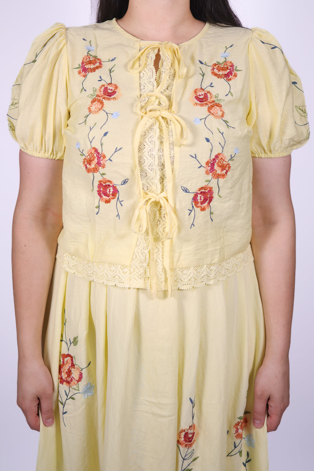 Conjunto de dos piezas Vivienne maxi bordado en amarillo mantequilla