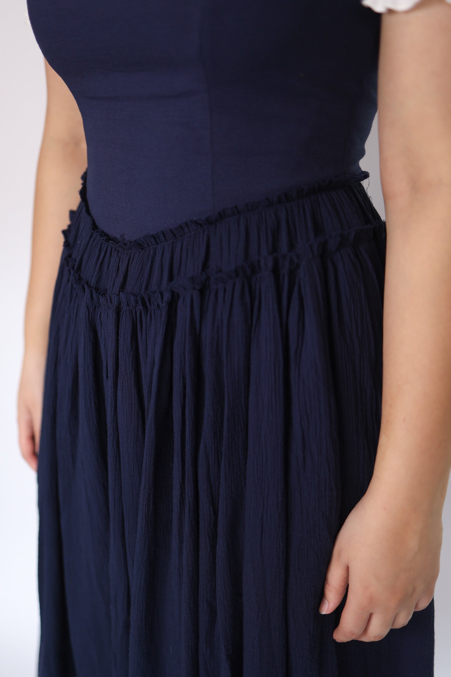 Vestido de tirantes con cintura vasca Robin