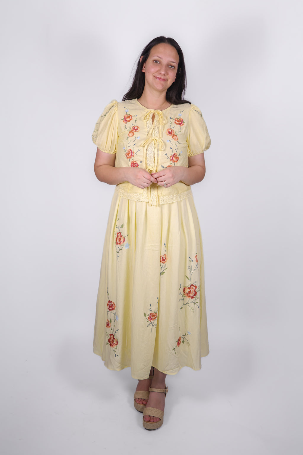 Conjunto de dos piezas Vivienne maxi bordado en amarillo mantequilla