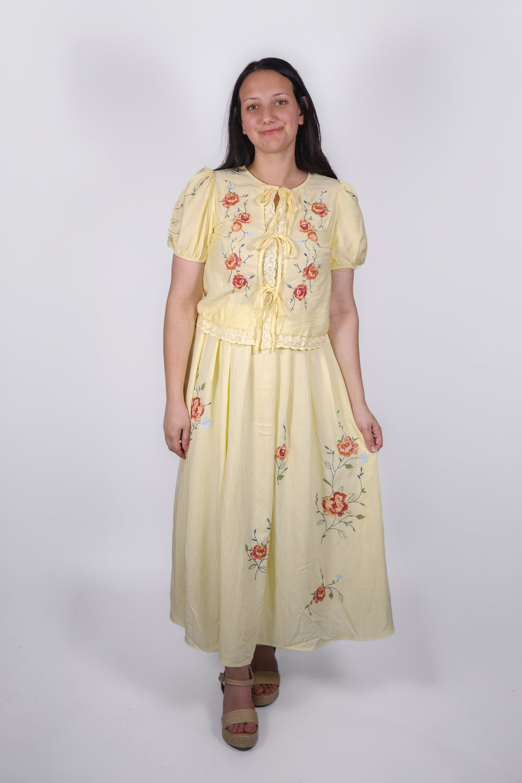 Conjunto de dos piezas Vivienne maxi bordado en amarillo mantequilla